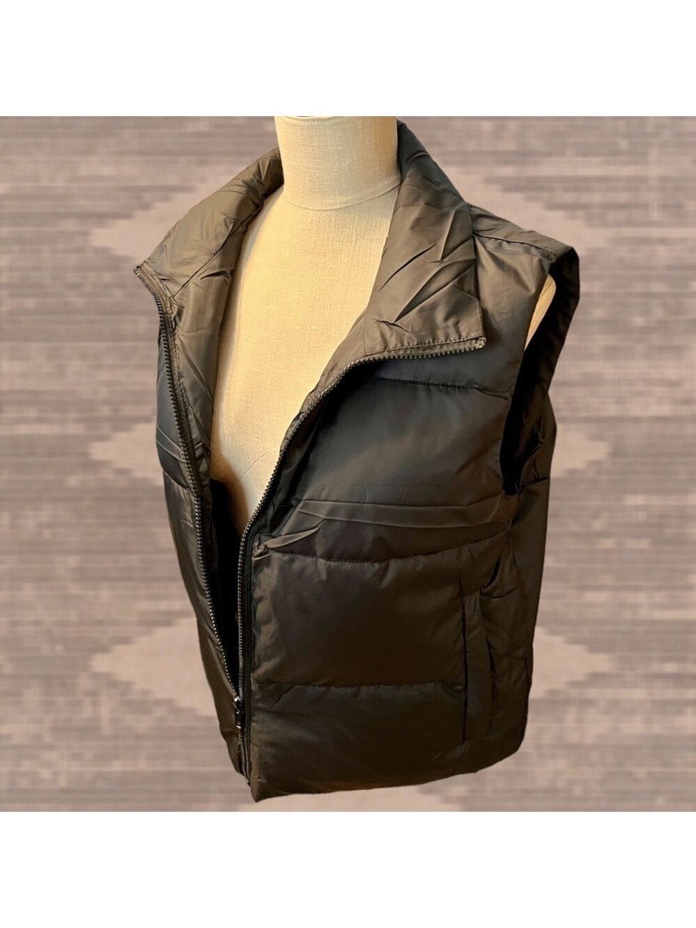 Lightweight Cropped Sleeveless Puffer Vest in Black/Md-NWT - Picture 9 of 15